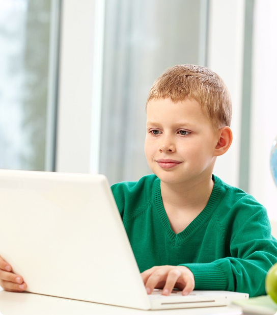 man uses a labtop